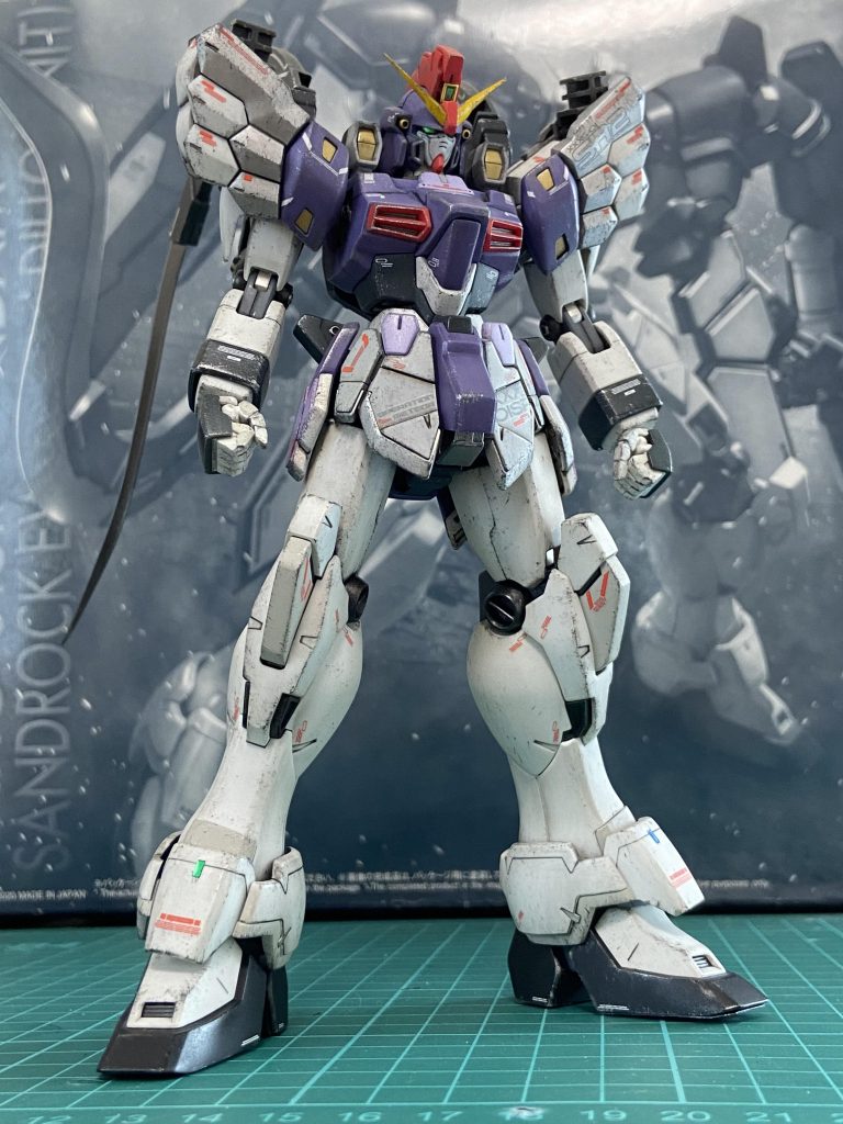 完成済みのサンドロック本体にはスポンジチッピングを追加。主にタミヤエナメルのジャーマングレーとチタンシルバーを使用。