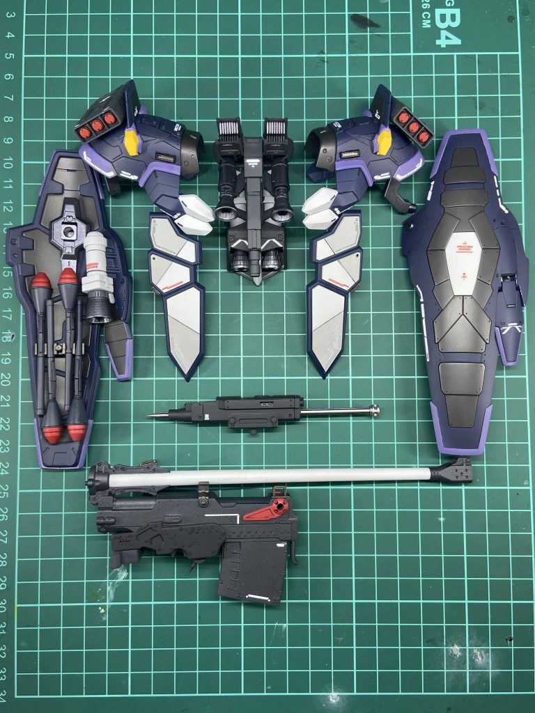 アーマディロ装備一式、基本塗装とマーキングを施しウェザリング前の状態。一部自己流の塗り分け、サンドロック改のイメージカラー紫を配してみました。