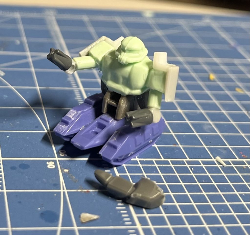 情景シリーズ付属のザクにアッザム付属のマゼラアタック、後はランナーとプラ板でジャンクで作りました。マゼラアタックとザクが手元に揃ってしまったら誰でも作りたくなると思います。