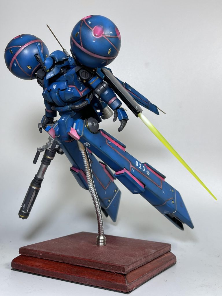 両肩のポッドは筋をチマチマ彫りまくり、胸部はプラ板で溝を作るようにボリュームアップ。両スラスターのサイコフレーム部はレジンブロックを使用。それらを適当な溝でつなぐデザインにしてみました。