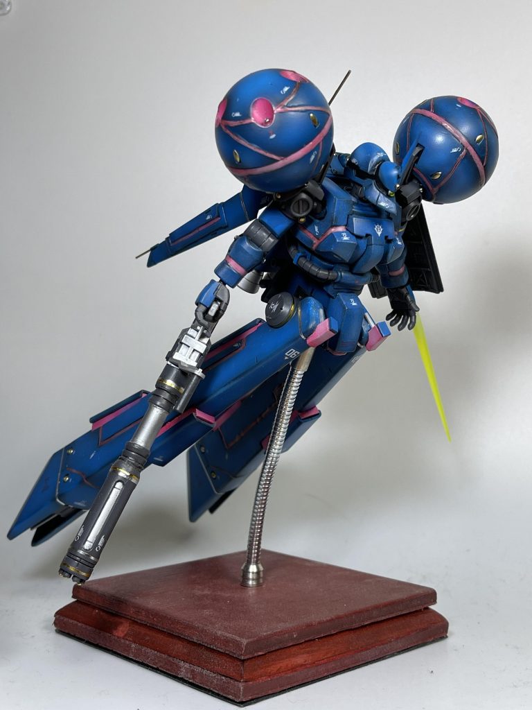 ノーマルでサクッと仕上げようと思いつつも気になる所は少し弄りました。頭頂部とクチバシをポリパテでボリュームアップ&延長しブレードアンテナを装備させて量産機っぽさをあえてなくしてみました。