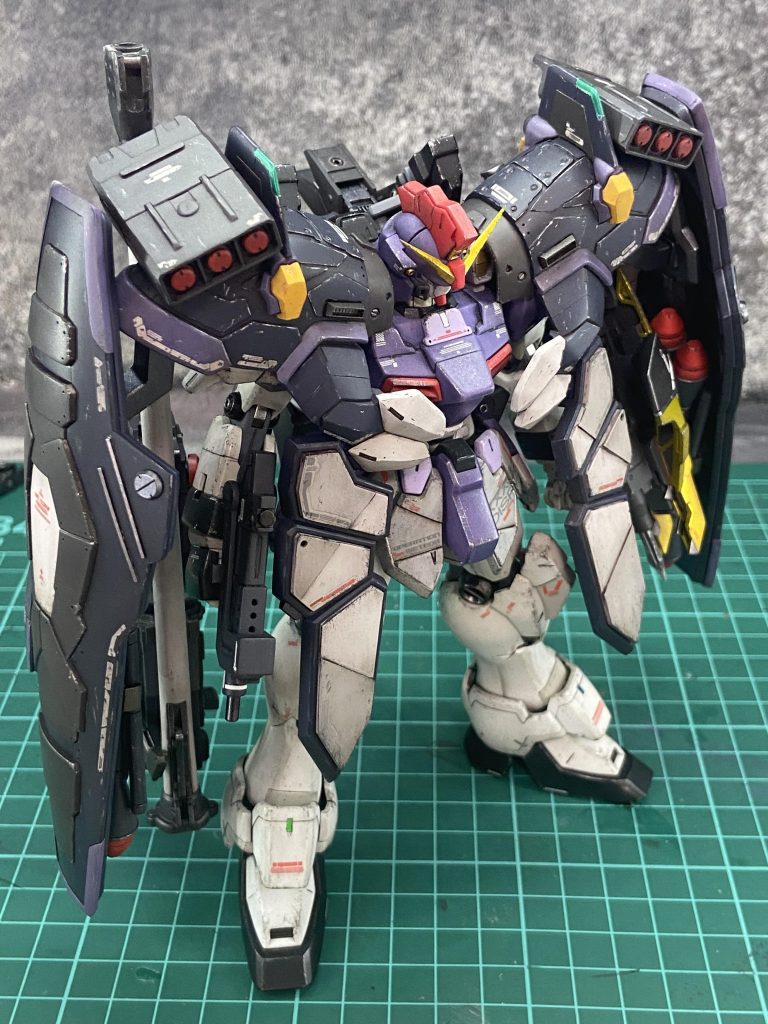 シルバーサフ下地を活かした剥がし→ファレホでウォッシング→クリアブラック+クリアブラウン+クリアホワイト+フラットベースで薄くスモーク吹き→スポンジチッピングでウェザリング。物語最終盤まで闘い抜いてきたイメージです。