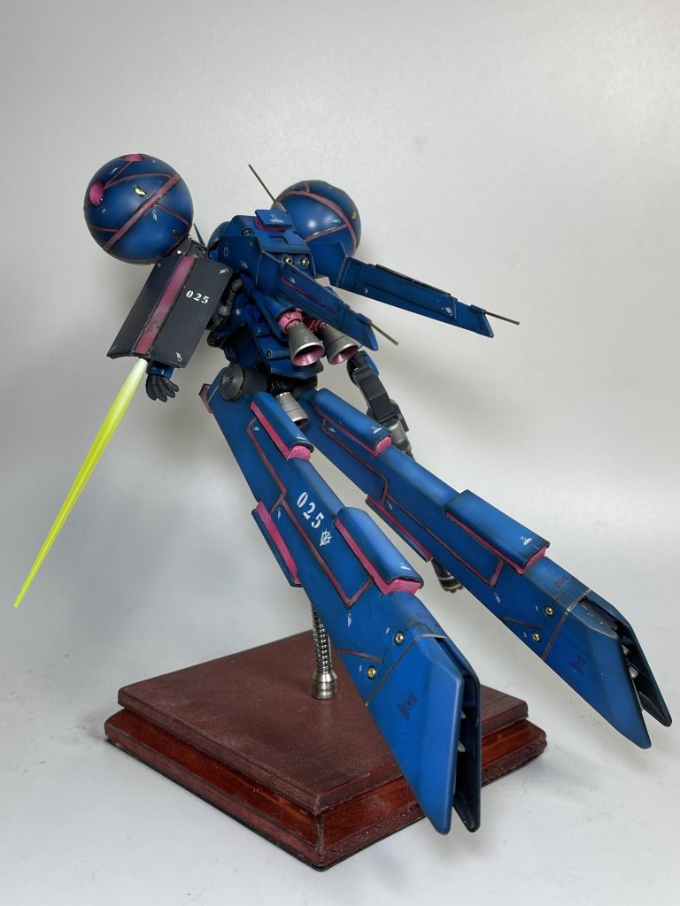 アンテナは真鍮線を使用し、各所にアクセサリーパーツでデコってます。