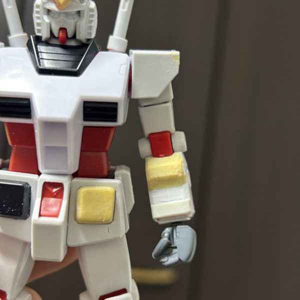 ブックオフで1部パーツが欠品してるユニクロガンダムが500円で売っていたので、これをベースにプロトタイプガンダムを制作しようと決意とりあえず欠品してる額のパーツとヘリウムコアのパーツをエポパテで制作し、肩の小型化、膝の小型化、腕の形状変更、ビームライフルの形状変更まで一気にやりました。あとはアンクルアーマーの筋彫りと右サイドアーマーの形状変更ですね。ちまちまやっていきます。（5枚目）