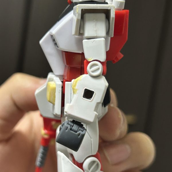 ブックオフで1部パーツが欠品してるユニクロガンダムが500円で売っていたので、これをベースにプロトタイプガンダムを制作しようと決意とりあえず欠品してる額のパーツとヘリウムコアのパーツをエポパテで制作し、肩の小型化、膝の小型化、腕の形状変更、ビームライフルの形状変更まで一気にやりました。あとはアンクルアーマーの筋彫りと右サイドアーマーの形状変更ですね。ちまちまやっていきます。（6枚目）