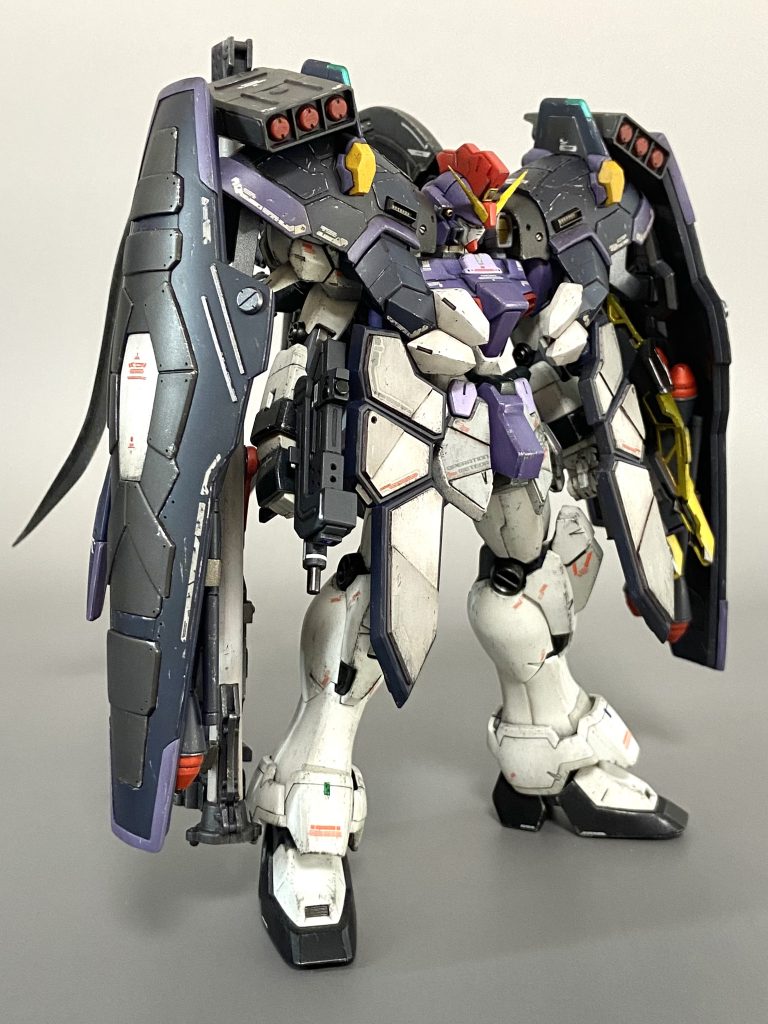 物語終盤、宇宙空間での戦闘に対応した決戦仕様といったイメージ。武装を充実させて全領域の戦闘に対応可能なようです。重武装化により、地上戦仕様よりも更に重量増加しており無重力・低重力の状況下でなければ運用不可能です。