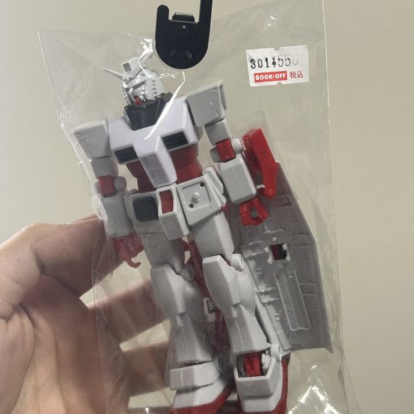 ブックオフで1部パーツが欠品してるユニクロガンダムが500円で売っていたので、これをベースにプロトタイプガンダムを制作しようと決意とりあえず欠品してる額のパーツとヘリウムコアのパーツをエポパテで制作し、肩の小型化、膝の小型化、腕の形状変更、ビームライフルの形状変更まで一気にやりました。あとはアンクルアーマーの筋彫りと右サイドアーマーの形状変更ですね。ちまちまやっていきます。（2枚目）