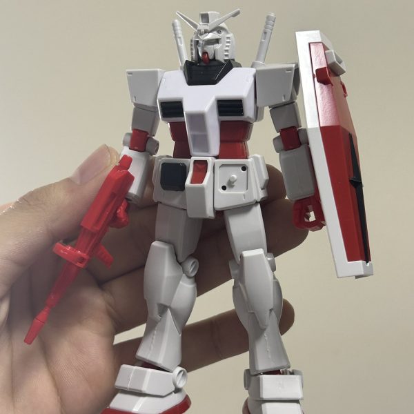 ブックオフで1部パーツが欠品してるユニクロガンダムが500円で売っていたので、これをベースにプロトタイプガンダムを制作しようと決意とりあえず欠品してる額のパーツとヘリウムコアのパーツをエポパテで制作し、肩の小型化、膝の小型化、腕の形状変更、ビームライフルの形状変更まで一気にやりました。あとはアンクルアーマーの筋彫りと右サイドアーマーの形状変更ですね。ちまちまやっていきます。（3枚目）