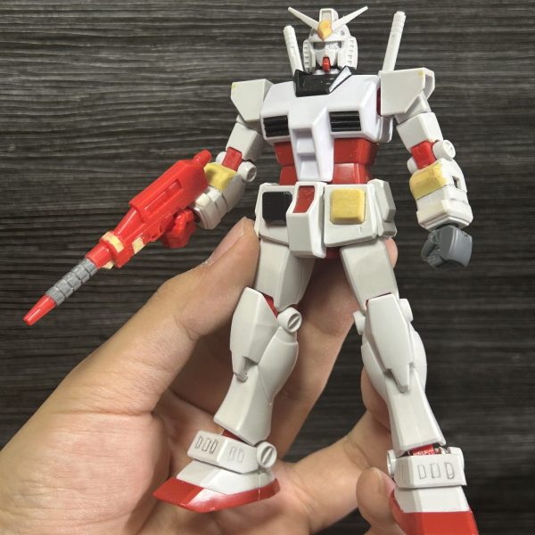 ブックオフで1部パーツが欠品してるユニクロガンダムが500円で売っていたので、これをベースにプロトタイプガンダムを制作しようと決意とりあえず欠品してる額のパーツとヘリウムコアのパーツをエポパテで制作し、肩の小型化、膝の小型化、腕の形状変更、ビームライフルの形状変更まで一気にやりました。あとはアンクルアーマーの筋彫りと右サイドアーマーの形状変更ですね。ちまちまやっていきます。（1枚目）