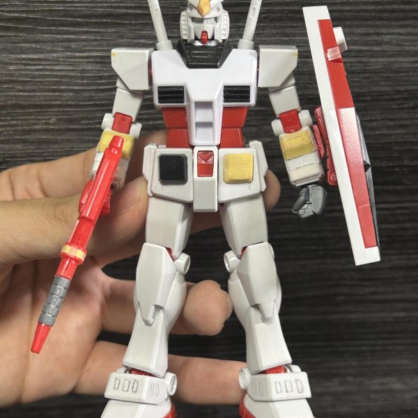 ブックオフで1部パーツが欠品してるユニクロガンダムが500円で売っていたので、これをベースにプロトタイプガンダムを制作しようと決意とりあえず欠品してる額のパーツとヘリウムコアのパーツをエポパテで制作し、肩の小型化、膝の小型化、腕の形状変更、ビームライフルの形状変更まで一気にやりました。あとはアンクルアーマーの筋彫りと右サイドアーマーの形状変更ですね。ちまちまやっていきます。（7枚目）