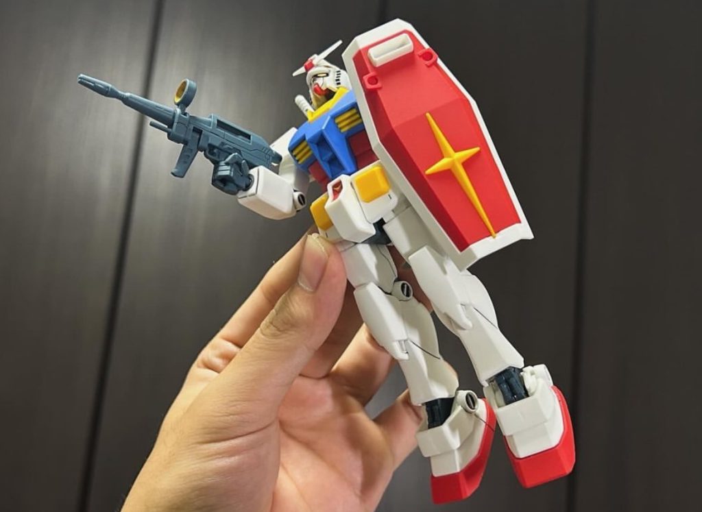 今回のガンダムはリバイブ版ではなくNo.21なので可動範囲は良くないですが、自分は基本素立ちで飾りますし、この若干ずんぐり感のあるプロポーションが好きですね。