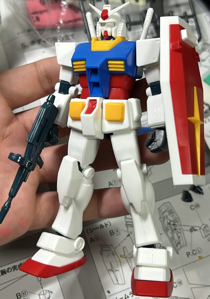 素組み+ビルドハンズの状態合わせ目がガッツリ出る以外は今見ても最高にかっこいいプロポーションですよね。合わせ目もビームライフル以外ほぼ平面にできるだけなので、合わせ目消しの練習にもってこいだと思いますね。ただ最近はこのガンダムなかなか再販がされないので入手しにくいのが辛いところです。先日HGジムが再販してたのでとりあえず2個買いしました。そのうち制作出来たらなと思ってます。