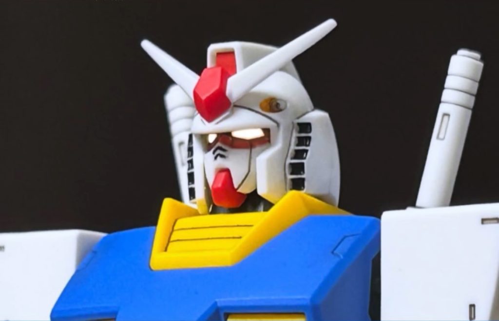 最近のガンダムではよく頭部バルカンは銃口が黄色で塗り分けされますが、今回は設定画に基づいて銃口は白のまま、凹んでいる部分を黄色で色分けしました。