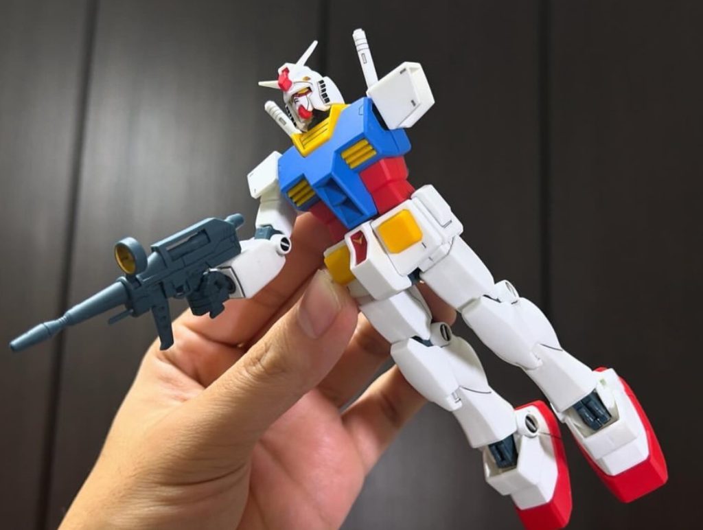 実は小学二年生のころ、人生で初めて作ったガンプラがこのHGUC No.21ガンダムでした。当時はお父さんと一緒に作ってたのですが、お父さんの帰りが待ちきれずに一人で作ったら、おでこの赤いパーツやヘリウムコアの黄色いパーツを無くしてちゃんと完成しなかった記憶があります。笑左手もいだりして頻繁に遊んでたので、左手の二の腕だけやけにゆるゆるになってしましたね。