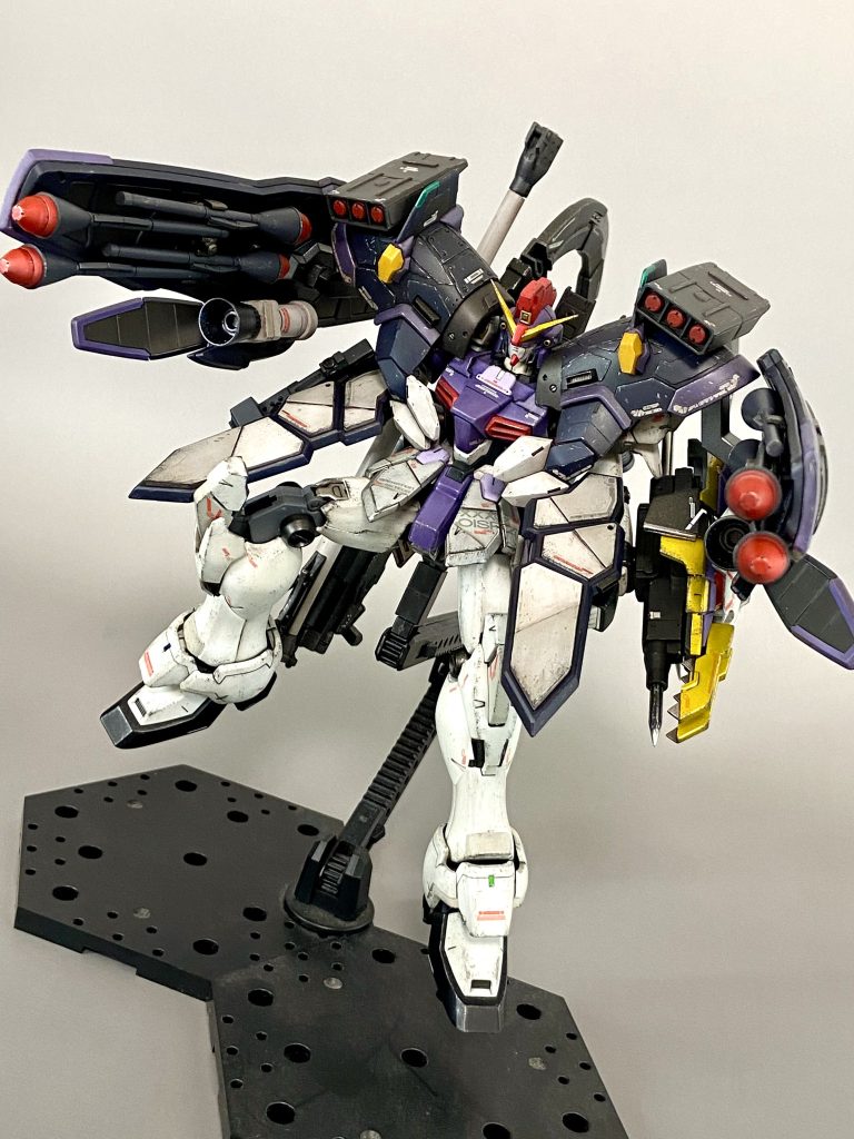 シールド裏にシュツルムファウストを搭載。シールドごとスイングして発射体勢に移行します。肩のミサイルポッドはTV版にあったミサイルのオマージュと言えなくもないです。