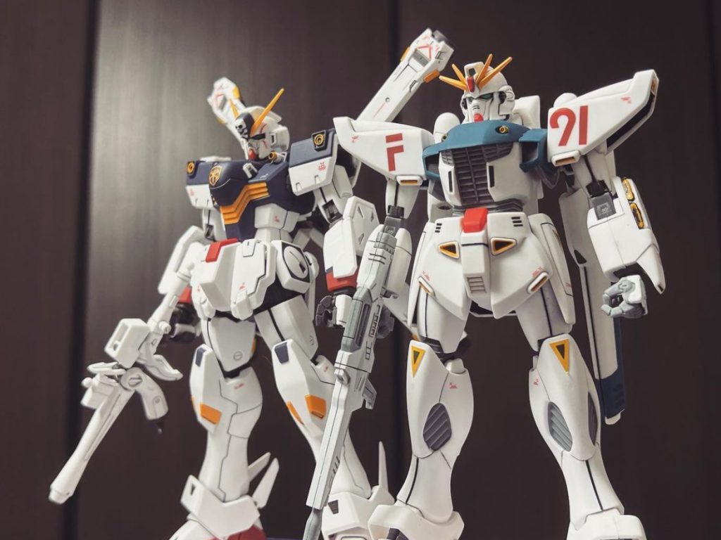 旧キット1/100F91とツーショット実際のツインアイは塗装してるので全然光りません。画像編集で光ってるように見せてるだけですね笑MGの小型モビルスーツ達は厳密には1/100ではなくて、少し大きめの1/90くらいなんですよね。旧キットと並べたかったので太ももを少し短くして仕上げてます。