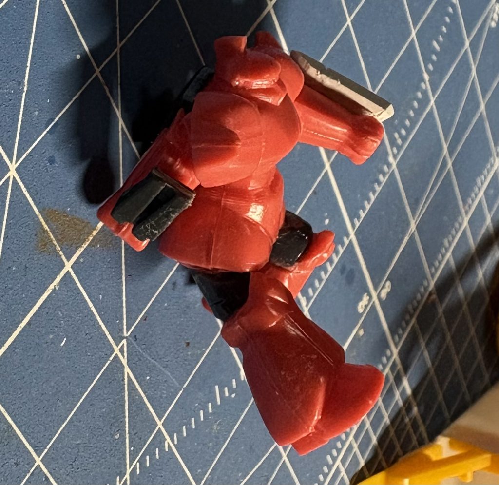 ゲルググも情景シリーズ付属のです。何となくミニシールドとグレネードっぽくしてみました。ポーズを付けようとバラバラにしたら太ももが粉々になったので適当なランナーで誤魔化しています。見えないけどランドセルも付けてます