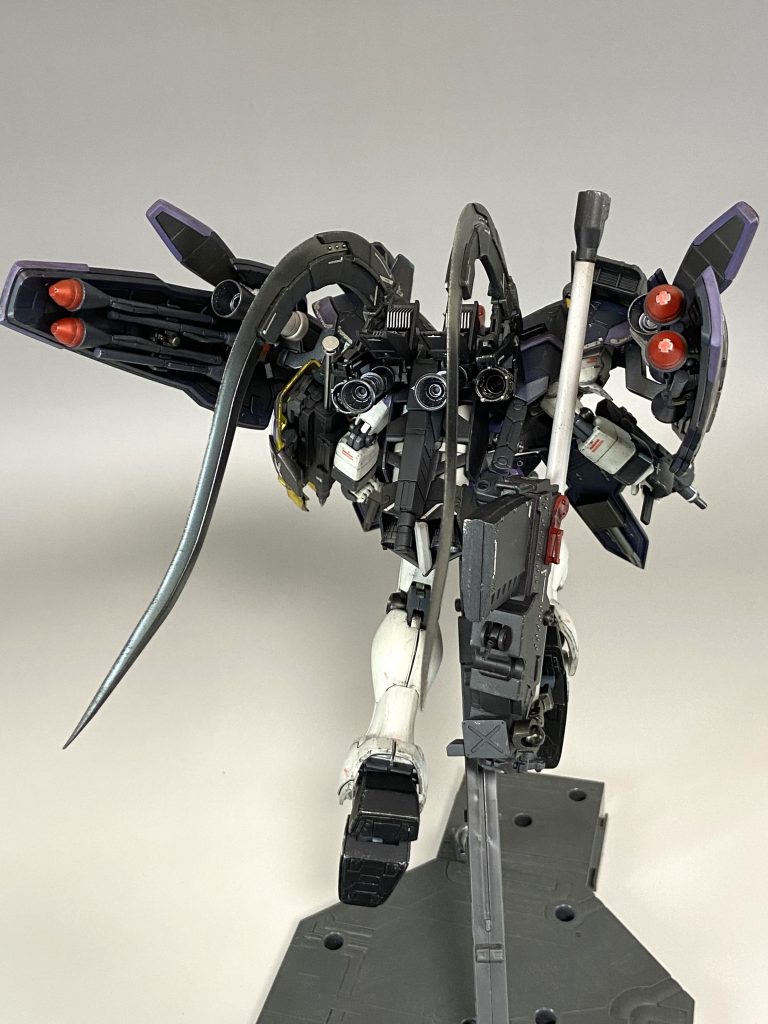 バックパックにバーニア追加。サブジェネレーターと放熱システムも追加し出力を補助します。また、大型のライフルを追加アームで懸架しています。