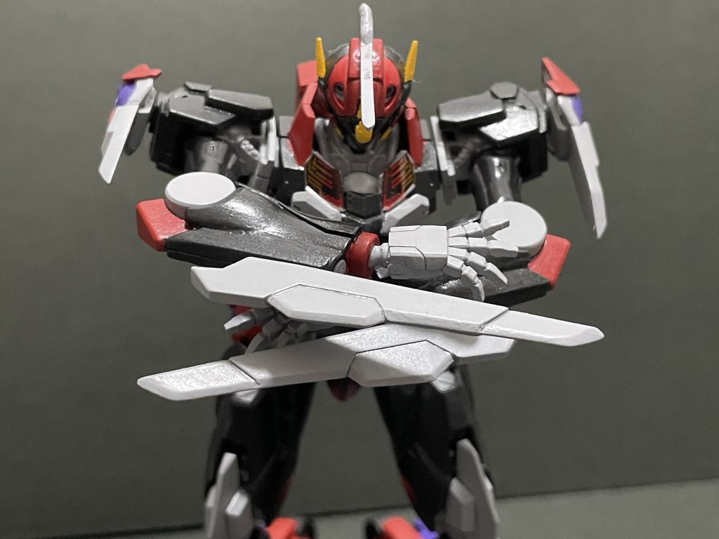 腕部のブレードは差し替えで展開可能です。一応、ガンビットとして分離可能という(脳内)設定です。