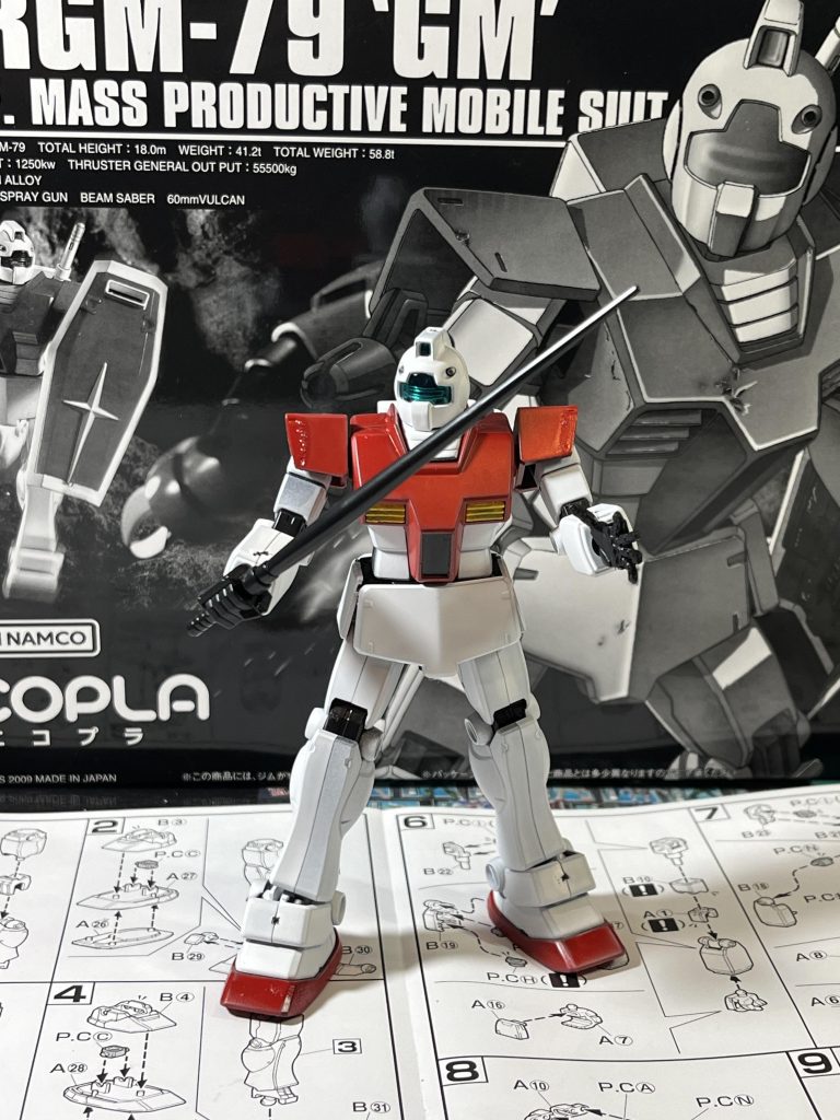 ランナーとの接続部分が！（当然ですよね）このあとガンダムマーカーで補修しました。軽くスプレー失敗しとる。（肩）。スプレー赤と白はダイソー。安いからこれで練習しよう。