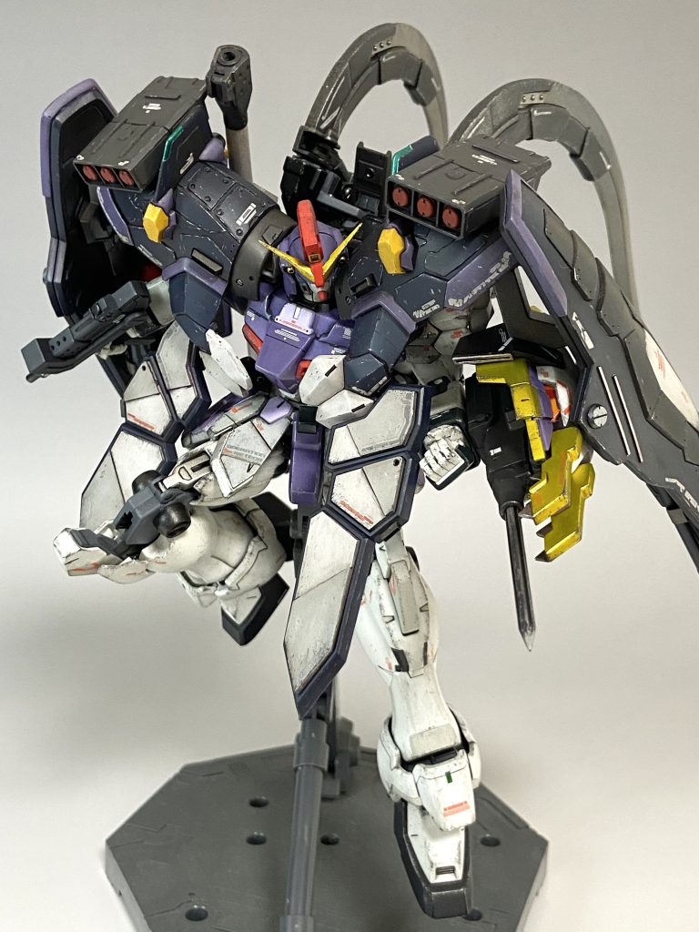 近接戦用兵装、対MSパイルバンカーをシールドと合わせて装備。アーマディロ装備時は装甲が干渉して肩の可動が制限される上、これだけ大きく重そうな装備を肩に載せてヒートショーテルを満足に振るうのは無理があると考え、コチラを追加。ヒートショーテルはアーマーパージ後の出番となる想定です。