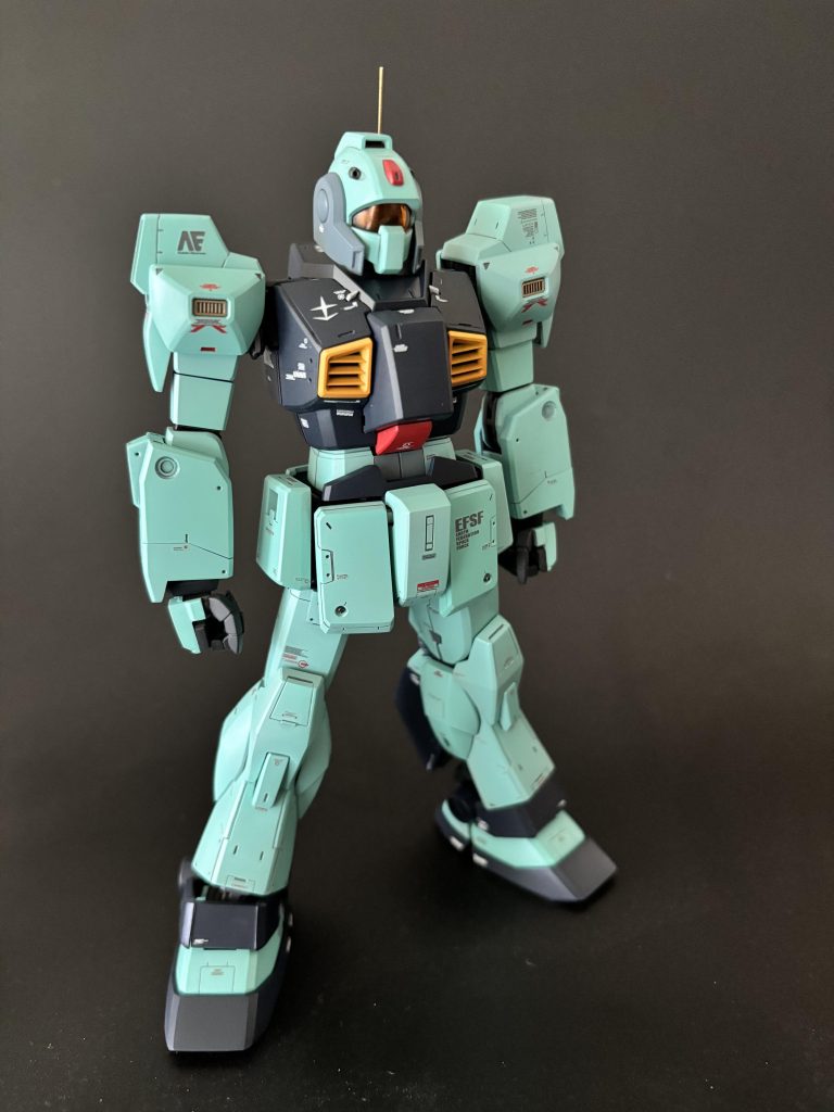 バイザーを下げたのと膝の装甲の形状変更、つま先を延長しました。頭のアンテナは折ってしまったので真鍮線をぶっ刺してます。