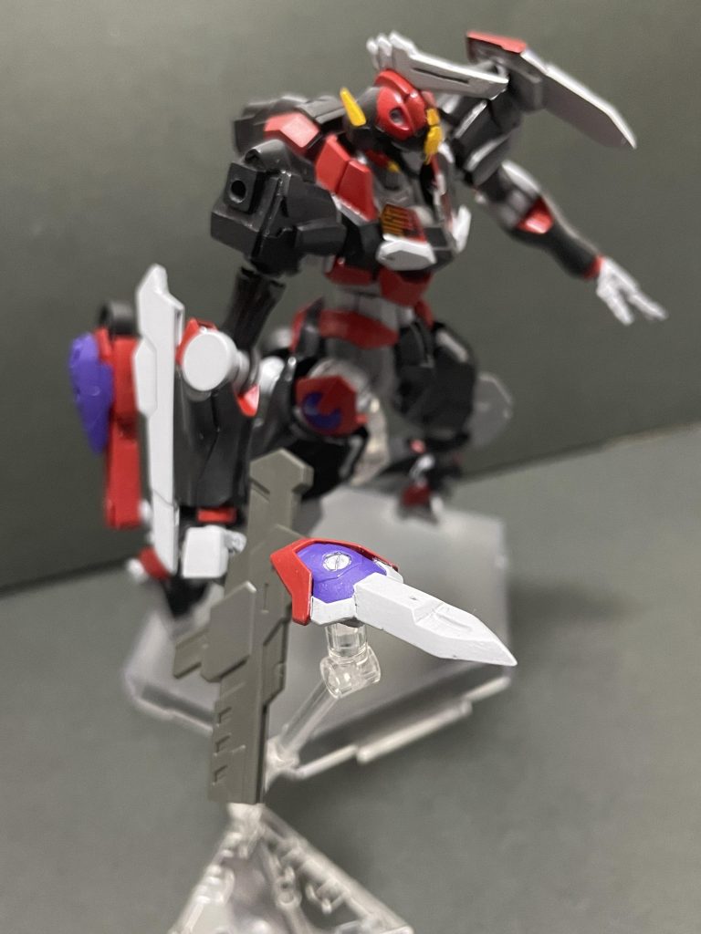 肩のハーケンはガンビットとして分離可能にしました。元キット(ルブリス)のままだと脱着が難しいので、3ミリ軸の接続に変更しています。