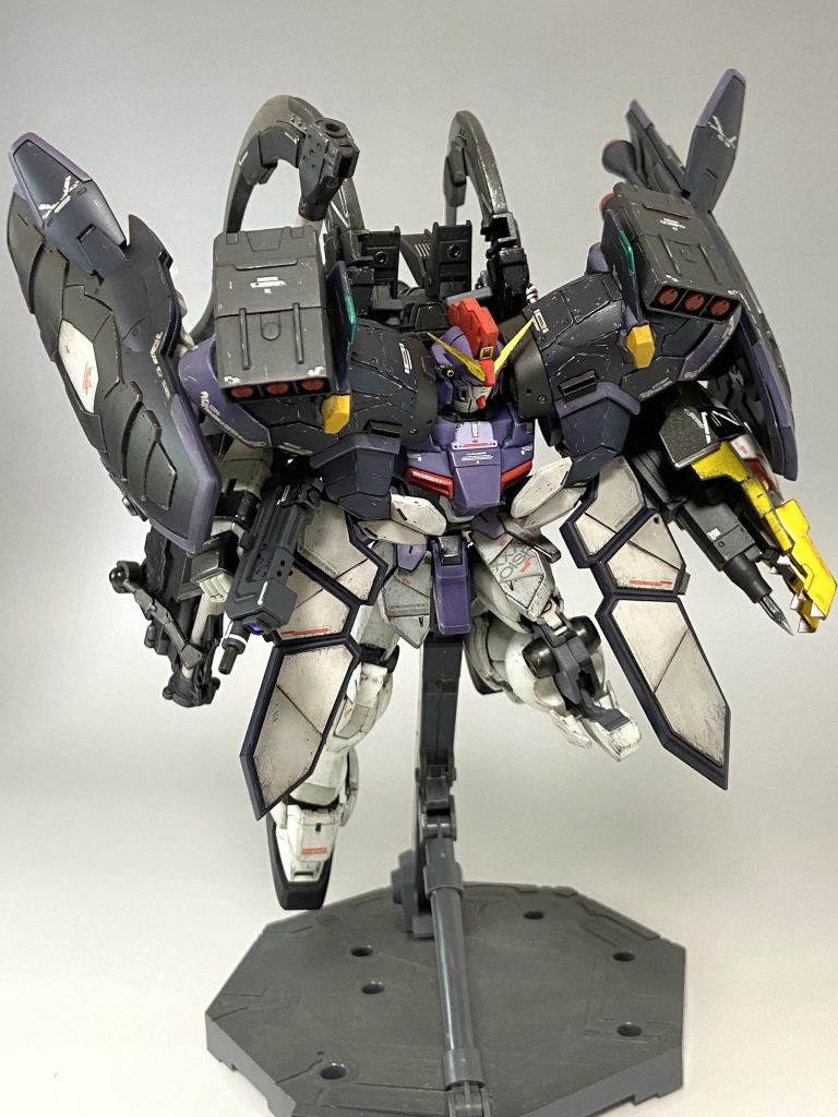 シールドブースターを後方展開して突撃!強化された推進力と増加装甲の堅牢さと重量があれば、体当たりでも充分な有効打になりそうです。