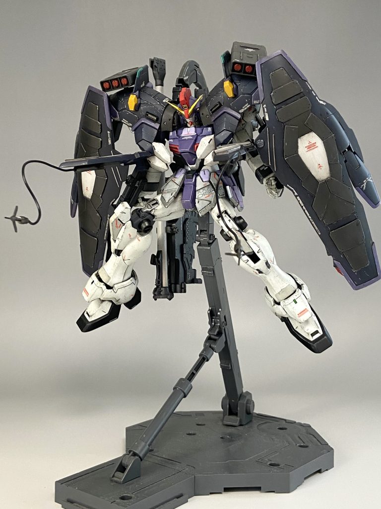 フロントアーマー裏に隠し兵装ワイヤーアンカー。主に敵機の捕縛に用いる。捕縛、引き寄せからのパイルバンカーぶち込みといった連携が考えられます。