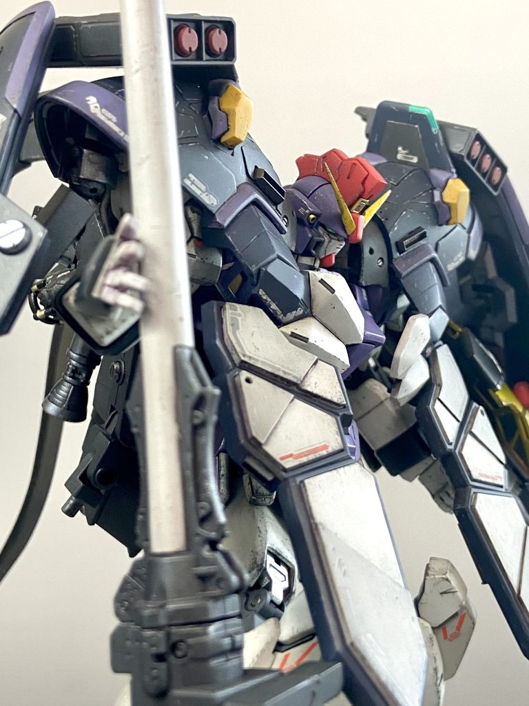 ご覧いただきありがとうございました!折角の追加装備なので、防御面だけでなく攻撃面も盛ってみよ!盛れそうな余白もあるし。という事で、手持ちのジャンクパーツから合いそうな物をチョイスしていきました。エンドレスワルツ本編では廃棄衛星行きだったのを急遽回収したから武装がヒートショーテルしか無かったのであってホントは色々あったんだよ、とか近接格闘タイプのガンダムは他に本職が2機いるしサンドロックはもっとマルチな活躍が出来ればな、などと妄想しながら製作しました😌