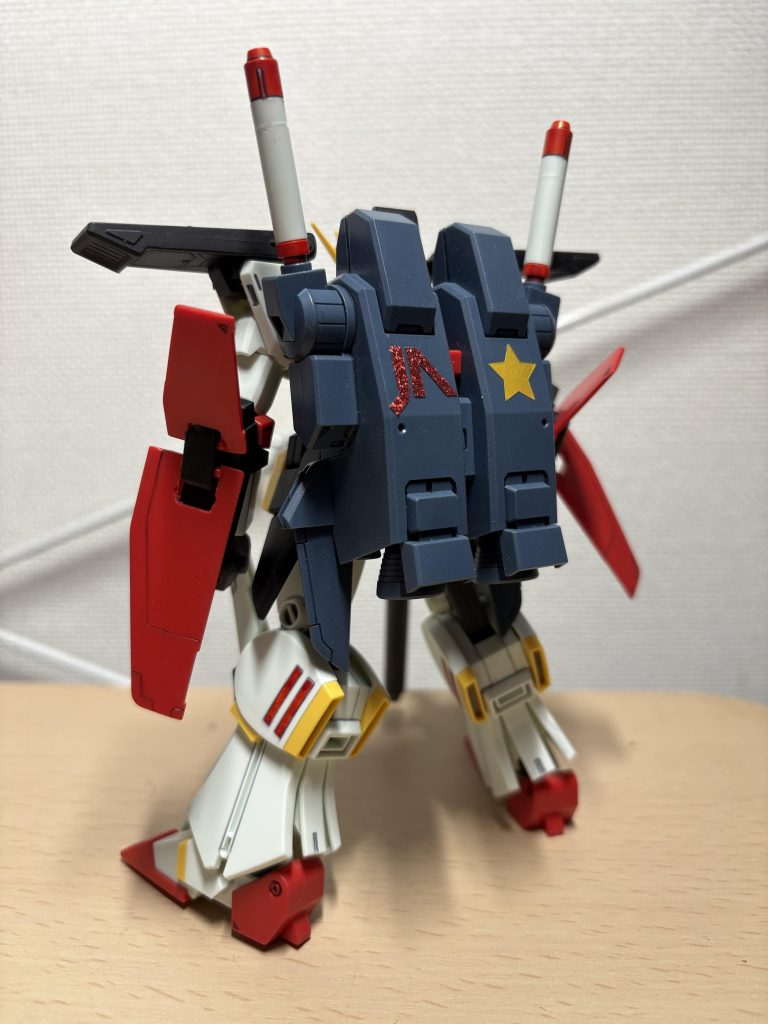 ガンダムイボルブのジュドーのパイスーから、イニシャルと⭐️マークをつけてみました。フロントアーマー、肩アーマー、バックパックの3箇所に施してあります。