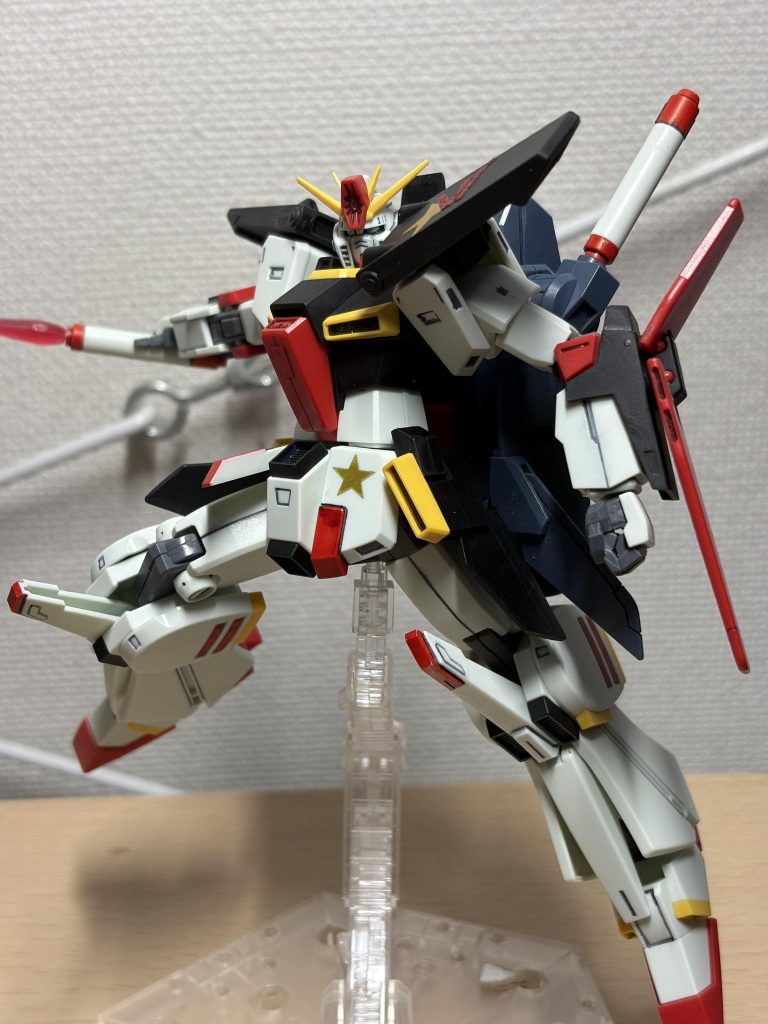 ビームサーベル。ちなみにあまりにも有名ですが、このキット左手には武器持てません、、手首の改造例も色々拝見させてもらいましたが、私は…どうやら左手の武器持ち手があるらしいトライオン3のキットを買うのが1番手っ取り早いなと思いました！w 