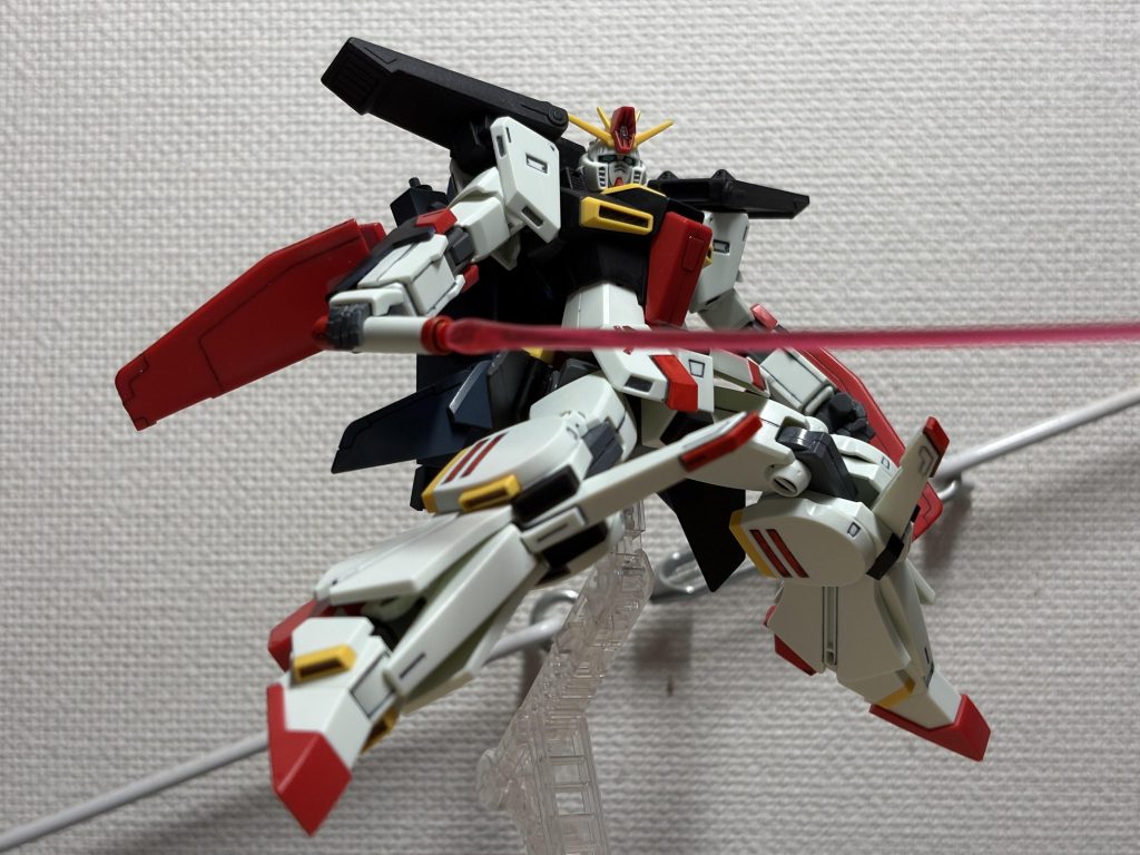 最近のキットと比べると肩間接も動かないので、ダイナミックに斬りかかるようなポージングも苦手、、ただ、ΖΖのドッシリ感は滞空ポーズは似合うと思うの！