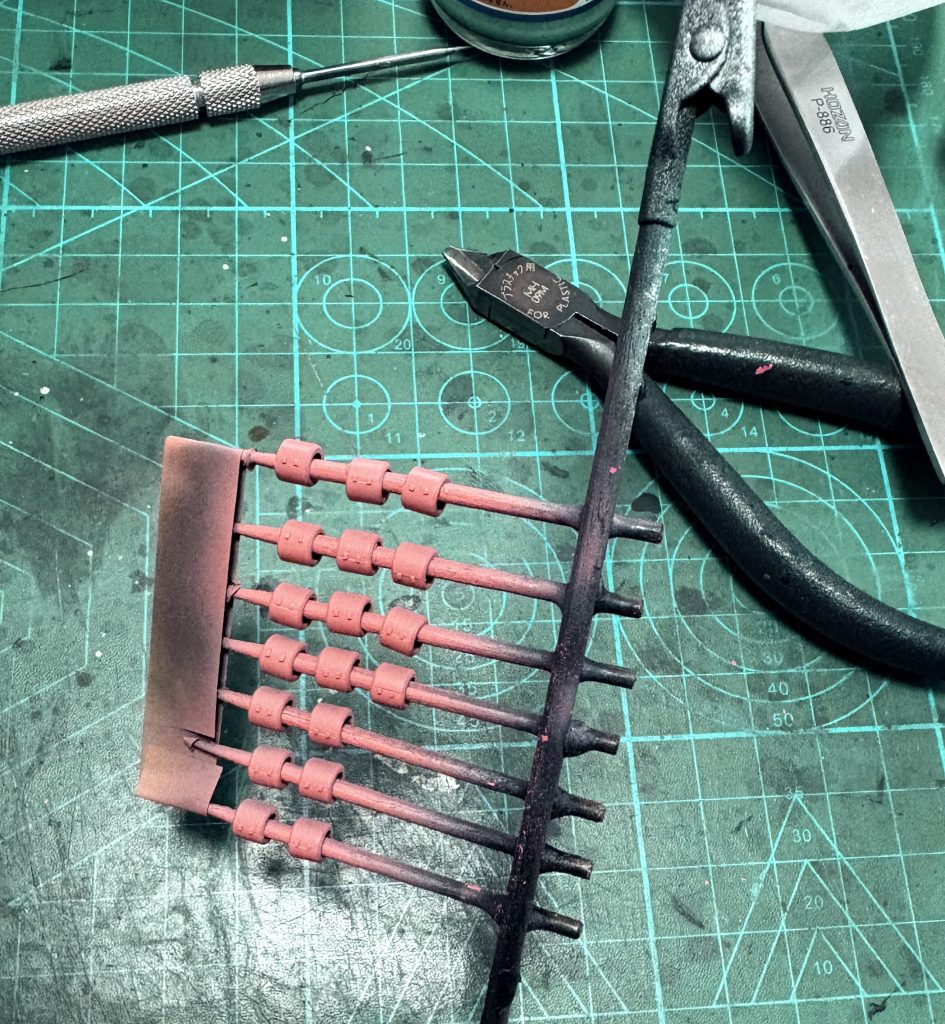 足のパイプはこのように塗装しました。そのままでは、エア圧でパイプが動くため、内側にマスキングゾルを塗って固定しています。(これはなかなかアリです)