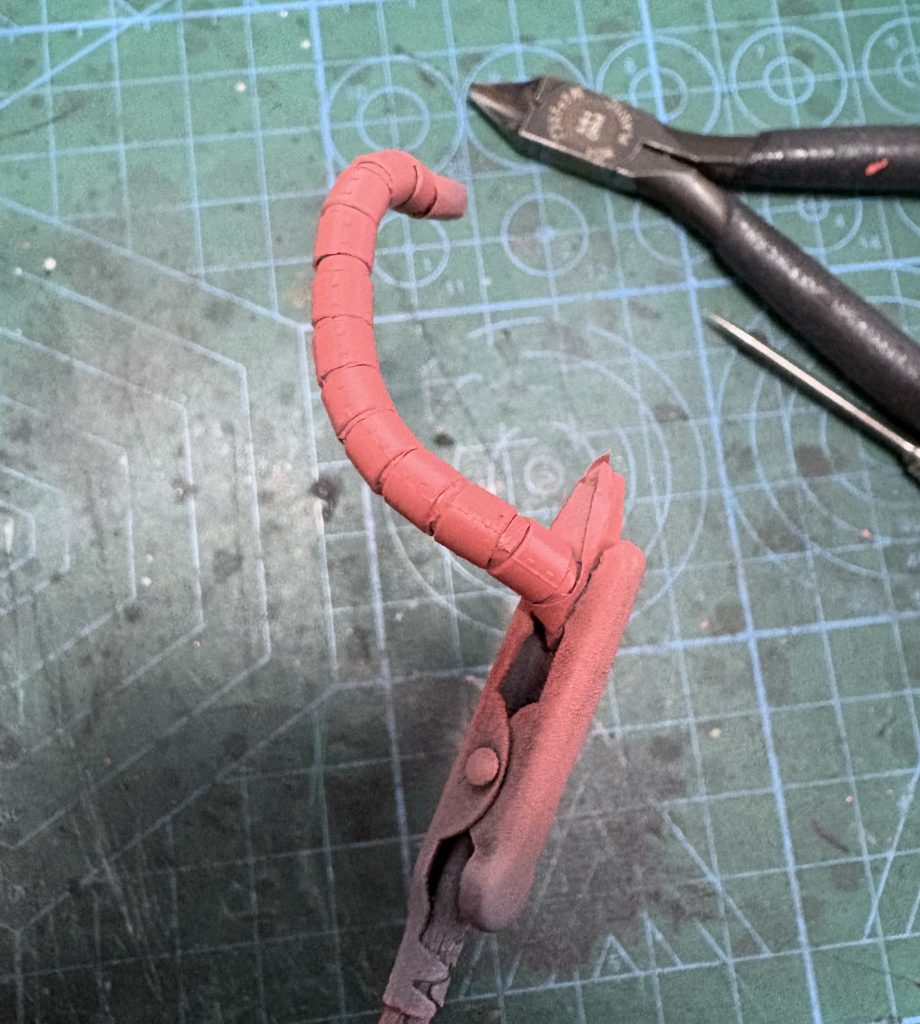 足以外のパイプは、もともとの軸を細くしつつスプリングを入れ、パイプの内径を広げたものを被せました。※地獄の所業なのでお勧めしません形が固定なので、パイプは接着しています。スプリング部分をマスキングして塗装しました。