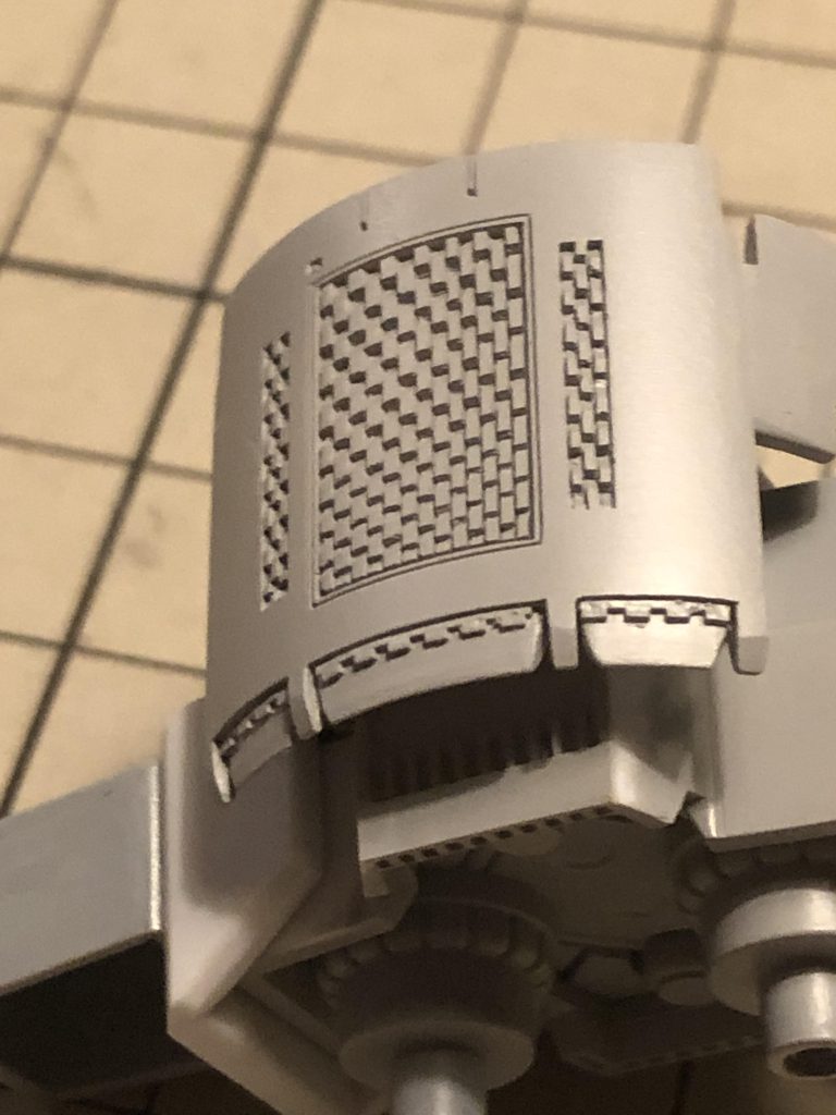 反対側はタガネでディテール追加