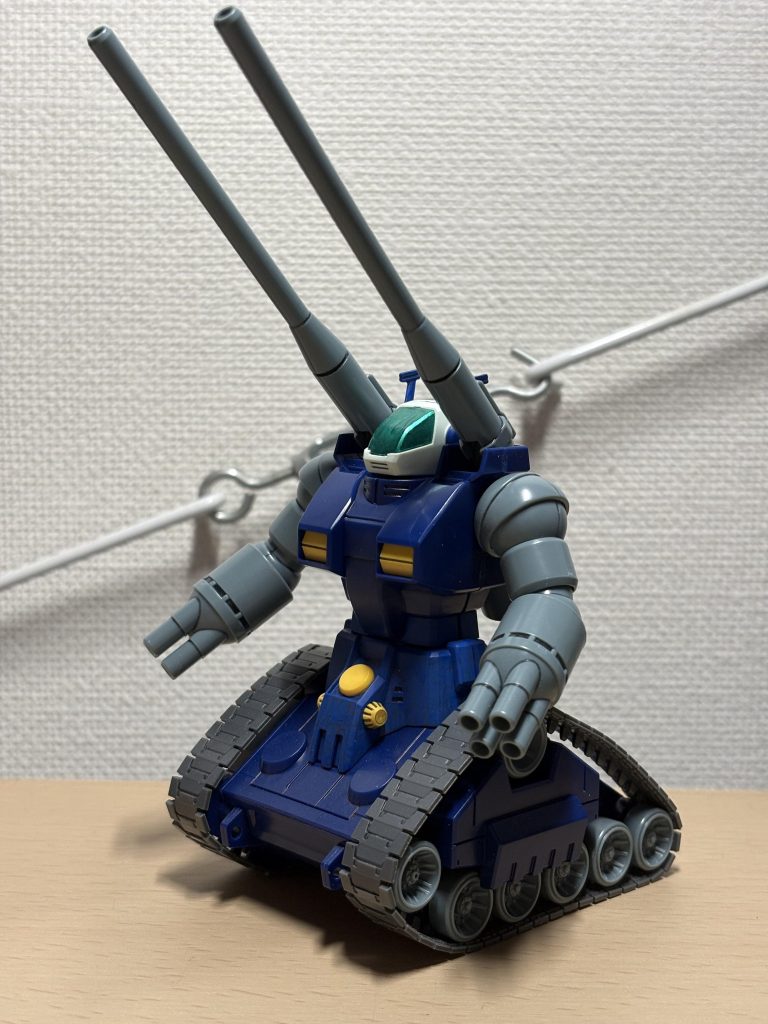 ガンマカで赤いパーツを青くしただけ。車輪以外の墨入れだけしてます。車輪は心が折れたのでそのまま、。頭部コクピットは中の人を塗るより、見えなくする方が楽なので、メタグリーンで塗りつぶしw