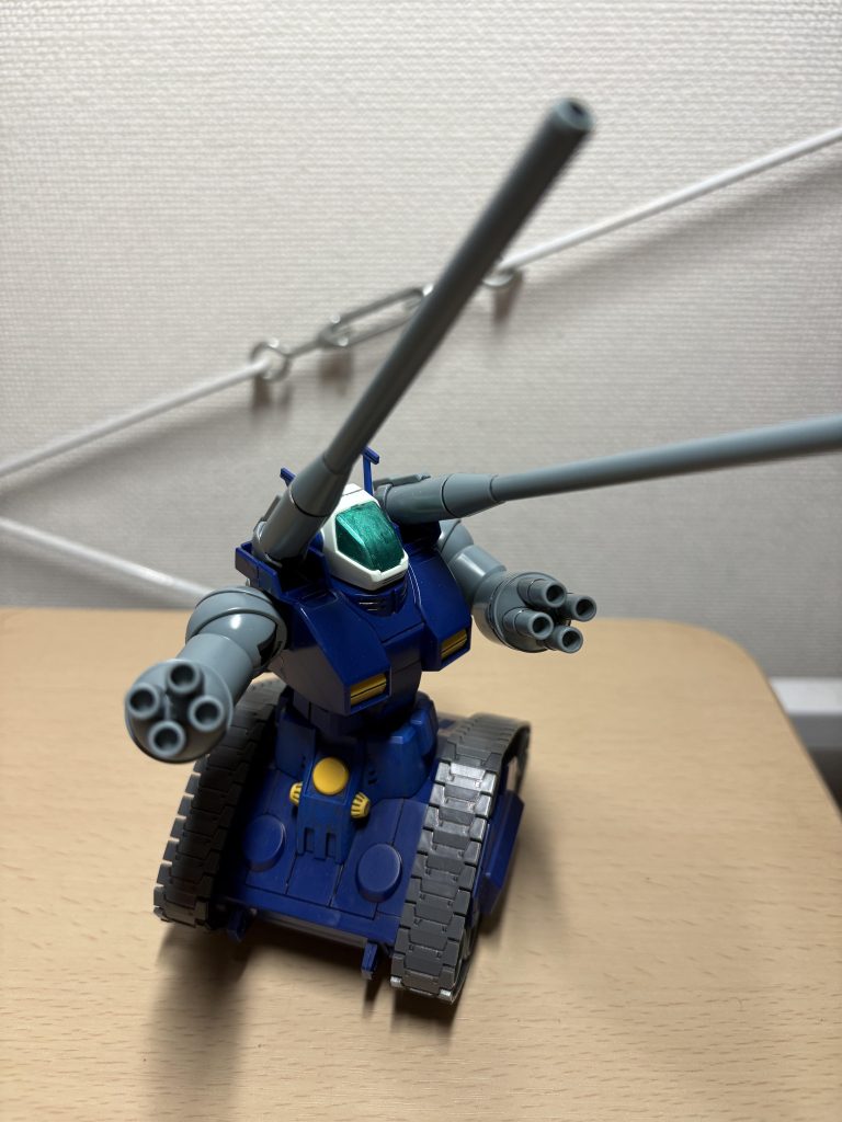 本来腰捻りは出来ない設定ですが、パーツ削ってクリアランス確保した上で、腰の接続を浮かせてあげると回せるようになりますw