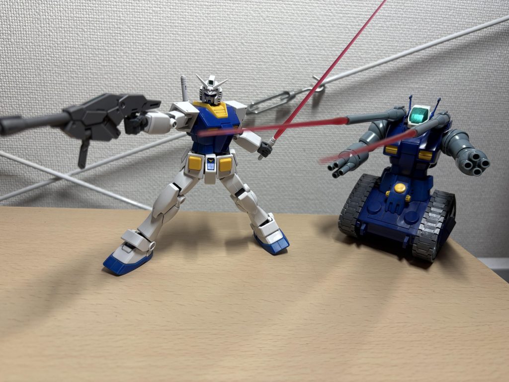 一緒に攻撃!ガンダムのライフルを出すのがめんどくさかったので、そこに落ちてたハインドリーのライフルを使ってます