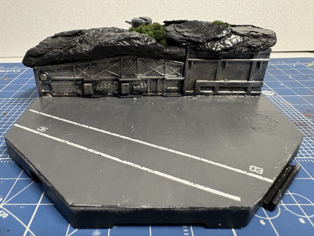 100均ベースにバークブロック、建物っぽいのはガンダムシールドの裏側です。全て雰囲気です。