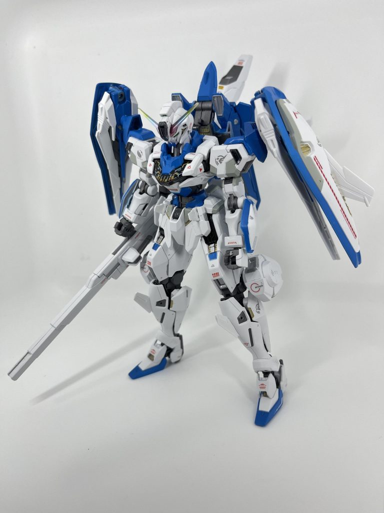 肩に大型のブースターがつくと00ライザーっぽいと思ったのでカラーリングもそれっぽくしました。ですが寒色多めにしてヒロイックながらも冷酷な殺戮マシーン感を出しました。