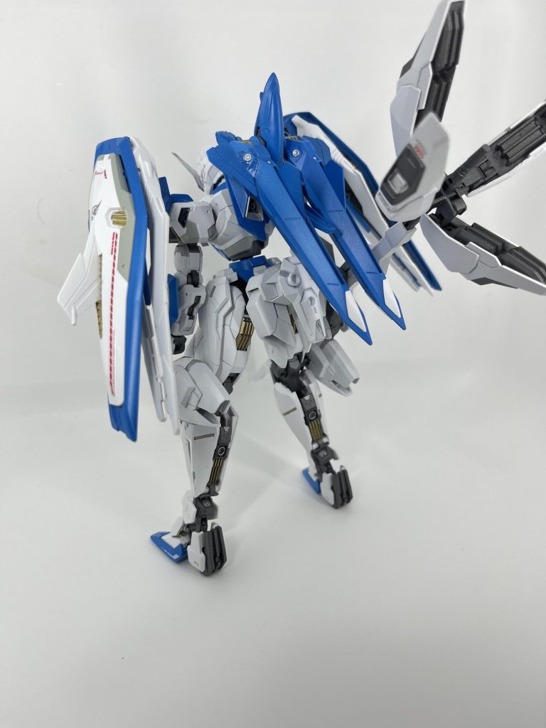 後ろのゴテゴテ感気に入ってます！元々キャリバーンの背中についていたブースターは膝に移植。推進力の強化を計りました。