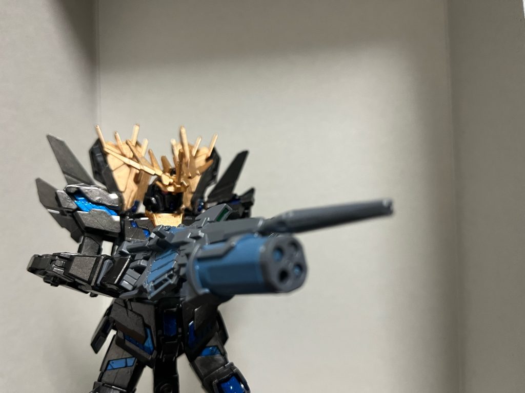 ビームライフルの本体は二個の部品で完成するので、マガジンなどの塗り分けが大変でした・・・。