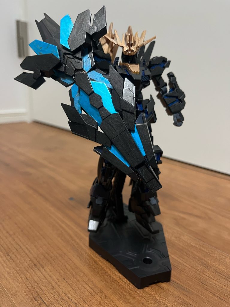 このシールド、実はガンダムマーカーで塗っていたんです。途中で塗料が確実に足りなくなる!って気付いてメタブルーを買いに行きましたので本体とシールドの色が違います。どうせなら揃えればよかった・・・。(友人には『メガリ◯ードンXみたい』って言われました・・・。)