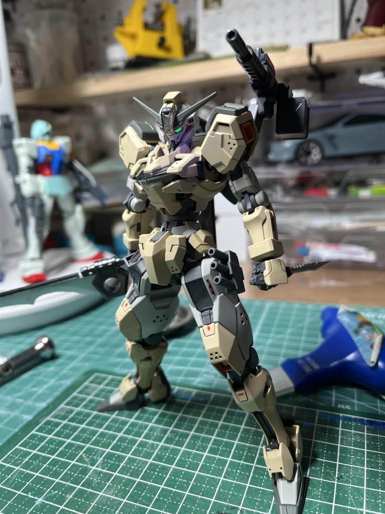 基本塗装 2回目サンドカラーと白のカラーリングも修正配色も少しですが何度か変更しました。これでもまだイメージとはずれてましたが、どうすれば正解なのかわからないのと、これ以上塗り替えもめんどくさいし、塗面も厚くなるのでこのまま妥協進行となりました(といっても最低限カッコいいなとは納得しております)最近、一発成功が続いていたのでモチベダダ下がりで完成が遅れました。。マジでカラーセンスなさ過ぎて苦労する一発OK出せるよう感覚を養っていきたいです。