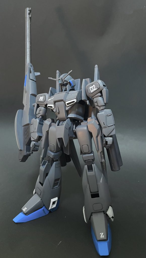 現実の戦闘機の様なロービジカラーと、そこに挿し色のライトブルーとホワイト。この兵器感にまず心を奪われました。