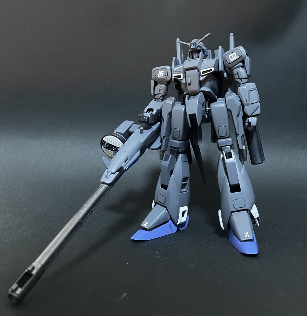 この長大なビームガンが変形時の機首も兼ねているというデザインも説得力があり、変形時のカッコ良さをひきたてていました。