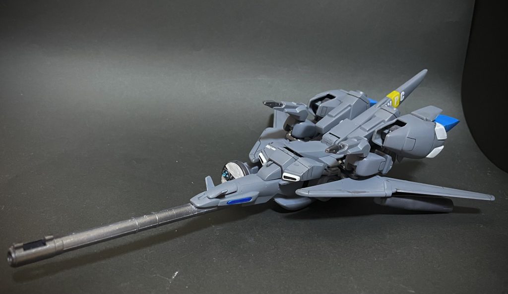 頭部と腹部カバーを外すのみで、ウェイブライダー形態に変形してしまいます。現代のキットでは妥協されている点まで追求して設計されており、膝関節の折りたたみはロボット魂よりもシルエットが良く、感心させられました。