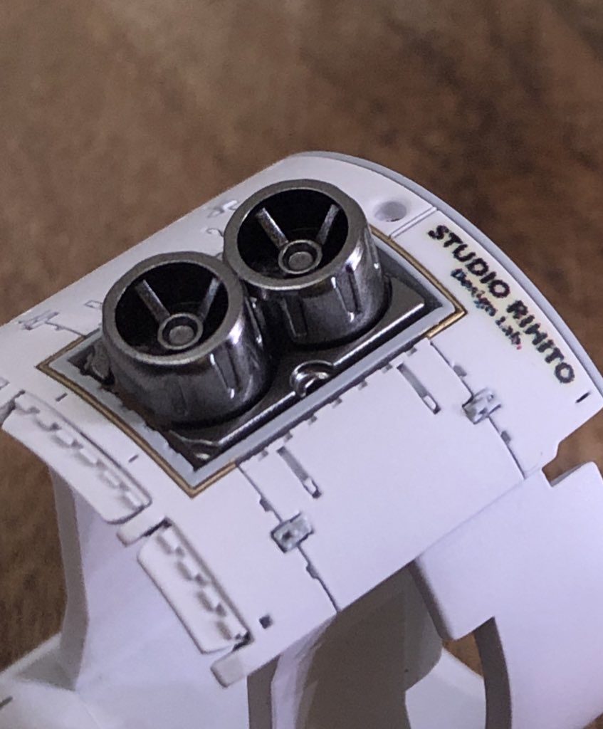 後方エンジン周りは何もディテールがないところに色々とスジボリや彫刻でフィンなど追加レーシーな雰囲気が出るようエアファンネル風にガンダムバズーカの部品を一部埋め込み