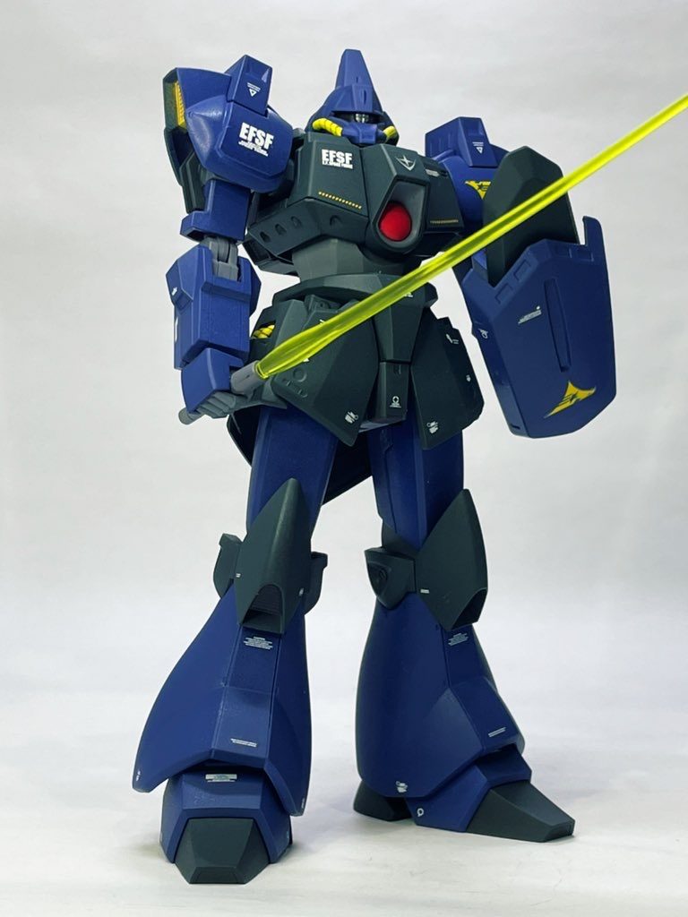 劇場版からでしょうか、肩から出すビームサーベルって発想も好き。